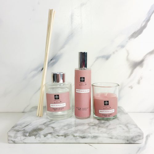 Cadeauset White Rose & Lily met geurstokjes geurkaars en roomspray in cadeauverpakking